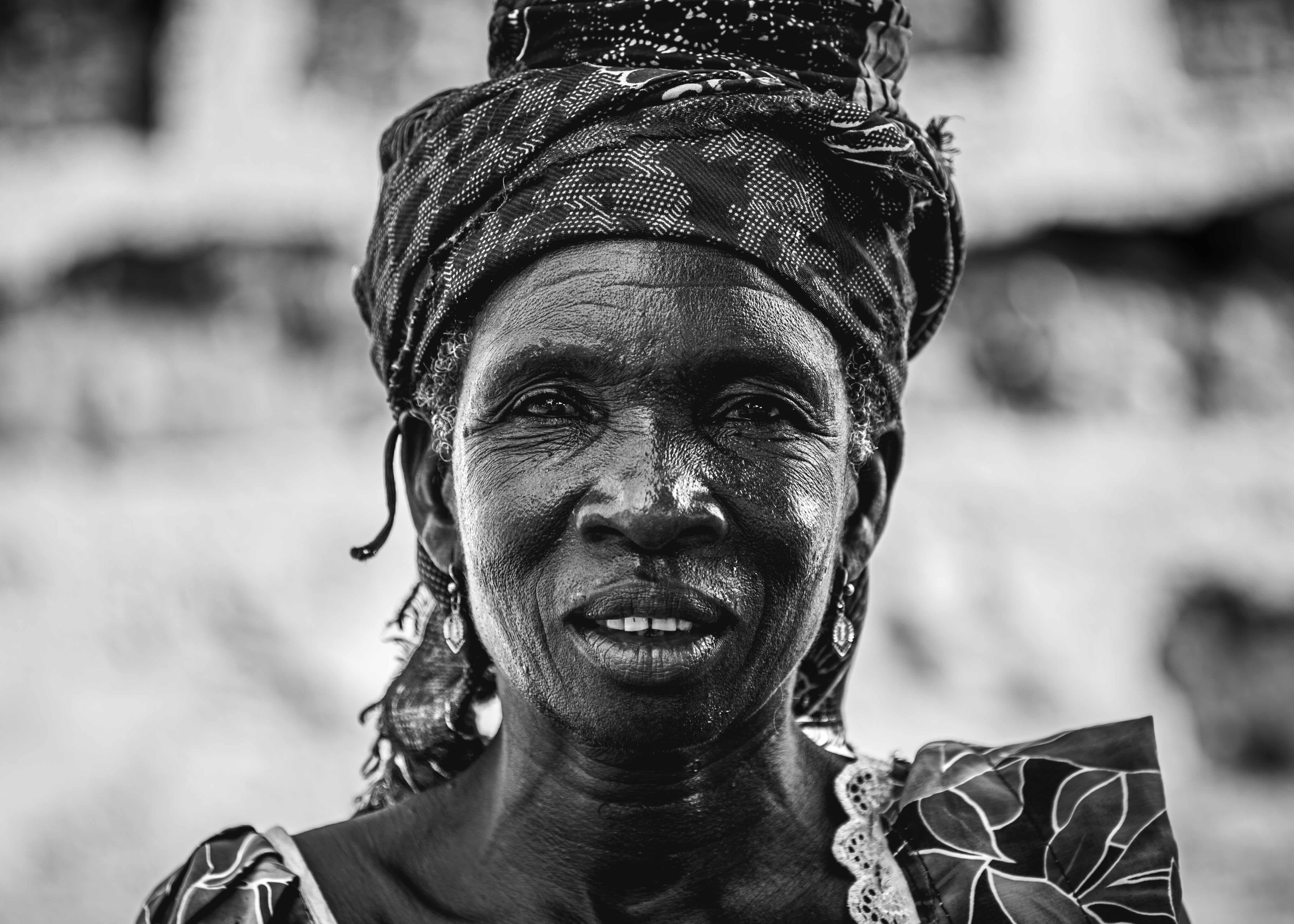 Porträt einer Frau in Togo, fotografiert von Michael Junges